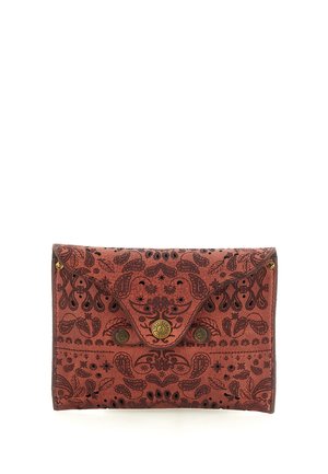 Portafoglio in pelle marrone con motivi paisley scuri, patta triangolare e tre bottoni a pressione in ottone su sfondo bianco.