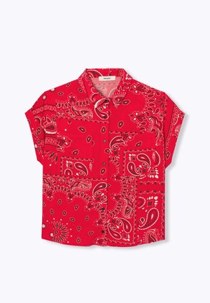 Chemise à manches courtes avec boutons, imprimé bandana rouge à motif cachemire et deux poches poitrine à l'avant, posée à plat sur fond blanc.