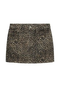Jupe en jean à imprimé léopard, avec une taille haute, cinq poches et une fermeture à boutons sur le devant. Principalement beige avec des taches noires.