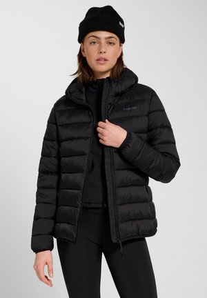 Czarna kurtka puchowa z kapturem, z pikowanym wzorem, zamkiem błyskawicznym z przodu i elastycznymi mankietami. Nosi się ją na czarną bluzkę i legginsy.