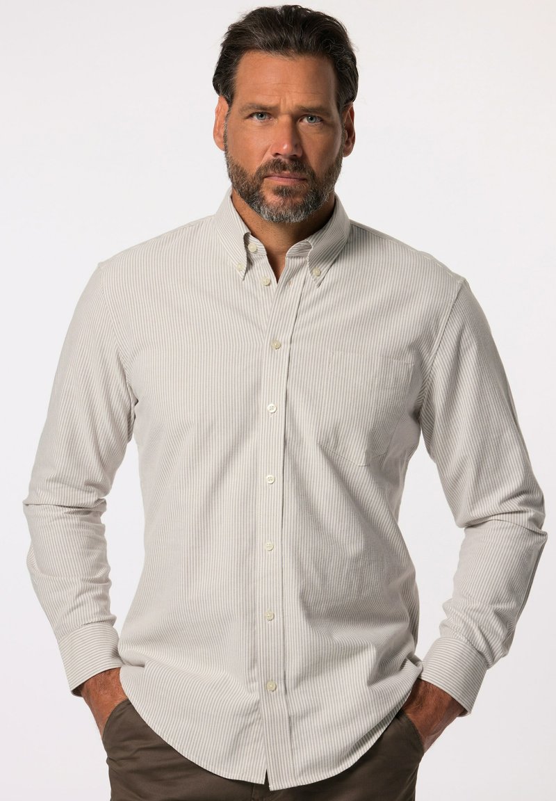 Lichtgekleurde gestreepte button-up blouse met een gespreide kraag, borstzak en lange mouwen. Zachte textuur met een ontspannen pasvorm.