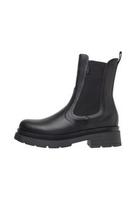 Bota de cuero negra de tobillo con paneles laterales elásticos, puntera redondeada y suela texturizada. Cuenta con una lengüeta en la parte trasera para facilitar su uso.