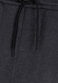 Mørkegrå atletiske shorts med struktureret stof, elastisk talje med snørebånd og sidelommer.