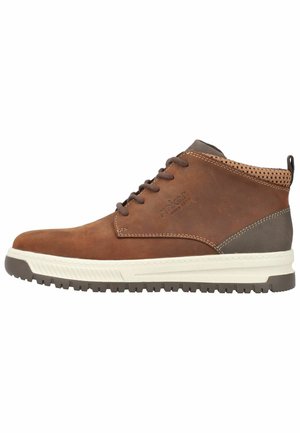 Bottines en cuir brun avec une semelle blanc crémeux, dotées de lacets marron, d'un accent en mesh au niveau du col, et de détails texturés.