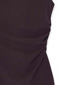 Haut sans manches violet foncé en tissu doux, avec un drapé subtil et un détail froncé, présentant une surface lisse et texturée.