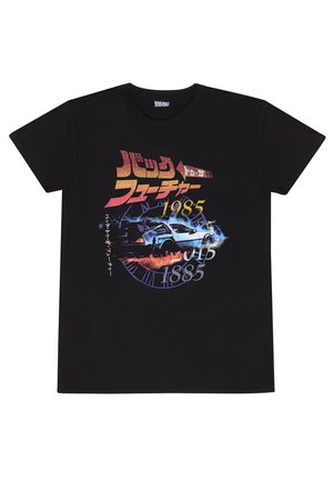 T-shirt en coton noir avec un graphique d'une voiture entourée de flammes, de cadrans d'horloge et de texte. Le design comprend des couleurs vives et des éléments rétro.