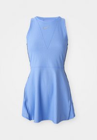 Hellblaues ärmelloses Kleid mit geripptem Textur, V-Ausschnitt, schwarzen seitlichen Akzenten und einem kleinen goldenen Logo am Ausschnitt.