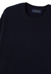 Maglione blu navy lavorato a maglia con scollo rotondo, collo a coste e superficie strutturata. Etichetta con la scritta "PIOMBO" in giallo su sfondo blu navy.