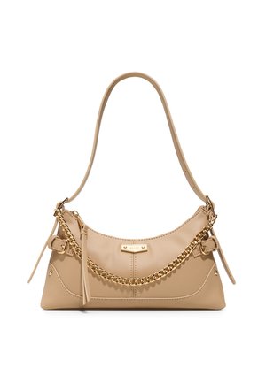 Borsa a spalla in pelle beige con forma curva, dettaglio catena dorata, tracolla regolabile e una piccola targhetta con logo dorato al centro.