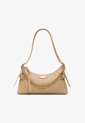 Borsa a spalla in pelle beige con forma curva, dettaglio catena dorata, tracolla regolabile e una piccola targhetta con logo dorato al centro.