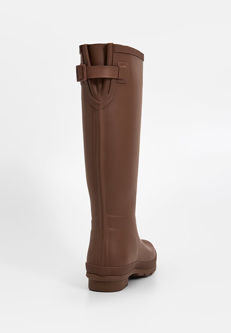 Braune Gummiregenstiefel mit glatter Oberfläche, hohem Design und verstellbarem Schnallendetail am oberen Ende für einen sicheren Sitz. Flache Sohle.