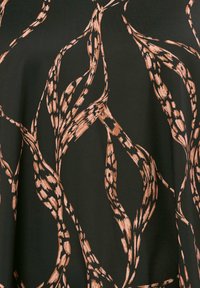 Schwarzer Stoff mit einem braunen und hellbeigen, abstrakten Blattmuster, das fließende Linien und eine vielfältige Textur im gesamten Design aufweist.