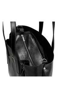 Černá kožená taška přes rameno s hladkým povrchem a strukturovaným tvarem. Obsahuje vnitřní kapsu na zip, dvě ramenní uchy a stříbrné kovové detaily.