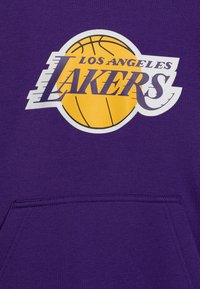 Felpa in cotone viola con logo dei Los Angeles Lakers, un pallone da basket giallo con dettagli bianchi. Include una tasca a marsupio anteriore.