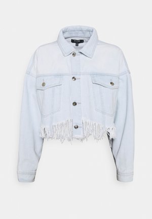 Lyseblå kort denimjakke med frynset kant, knapper foran, to brystlommer med klapper og knapper samt lange ærmer.