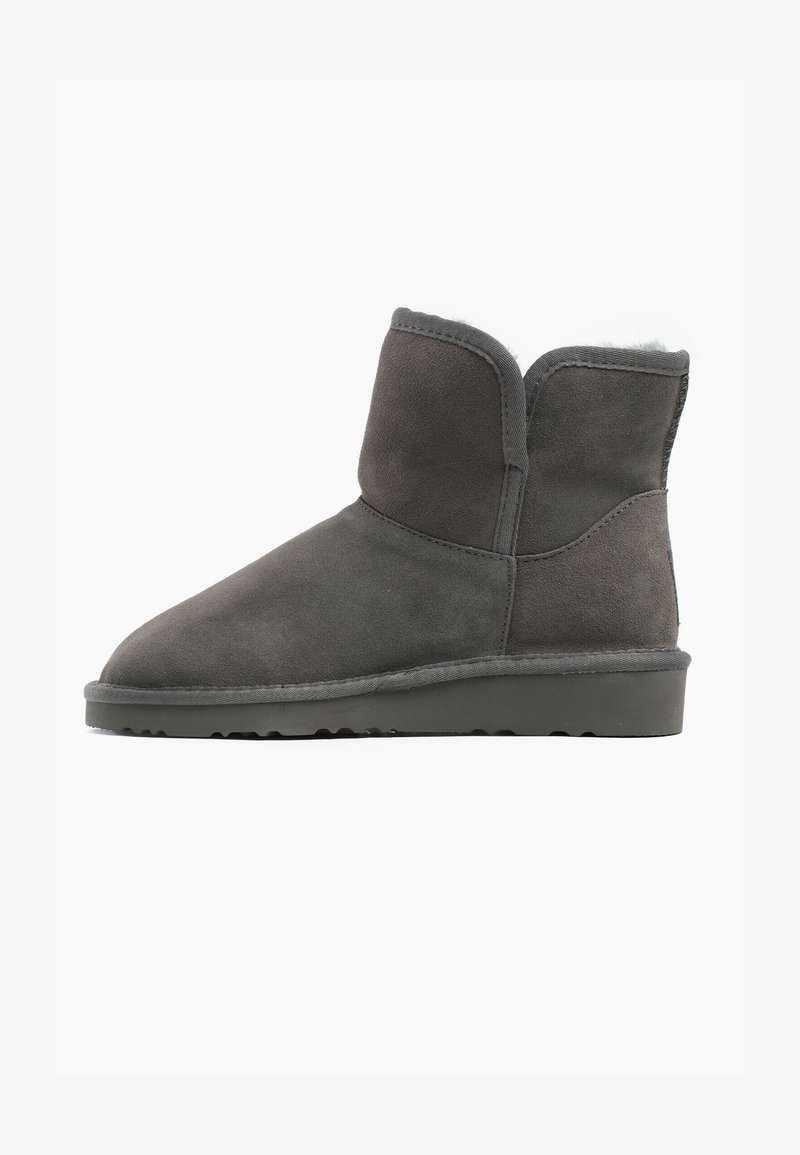 Szare zamszowe botki za kostkę z zaokrąglonym noskiem, miękkim wyściółką, elastyczną podeszwą i szwami bocznymi. Projekt cechuje się prostą, czystą sylwetką.