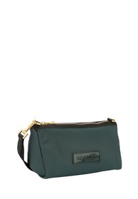 Borsa cosmetica verde in nylon con zip nera, accessori dorati e patch logo lucido. Presenta una forma rettangolare e una tracolla rimovibile.