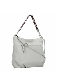Borsa a mano grigia chiaro realizzata in materiale testurizzato. Presenta una tracolla intrecciata in nero, bianco e bordeaux, con una tasca zippata frontale e tracolla regolabile.