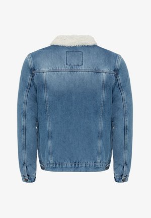 Veste en denim de couleur bleu clair avec un col en fausse fourrure. Caractéristiques de couture classique et de poignets boutonnés, avec une pièce carrée dans le dos.