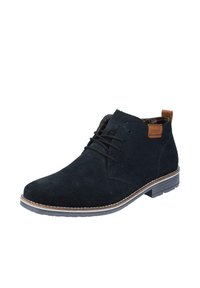 Botines de ante negro con punta redondeada, costuras sutiles, acento de cuero marrón y una suela de goma texturizada con un ligero tacón.