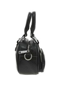 Sac à main en cuir noir avec une forme courbée, deux poignées, des accessoires en métal argenté et une fermeture éclair visible. Fini texturé avec un détail de poche latérale.