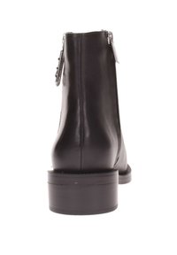 Stivale alla caviglia in pelle nera con finitura liscia, chiusura con zip laterale e tacco basso impilato.