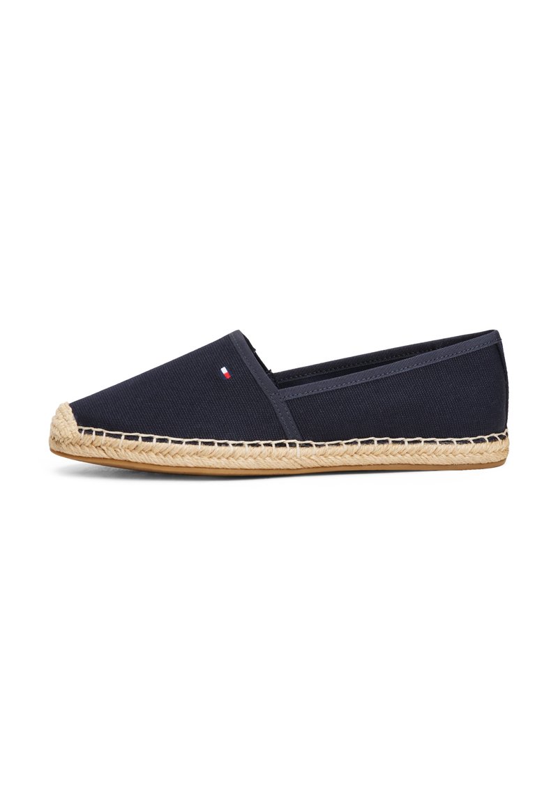 Espadrille en toile marine à enfiler avec une semelle en corde de jute et un petit accent de logo. Dotée d'un bout arrondi et d'un talon plat.