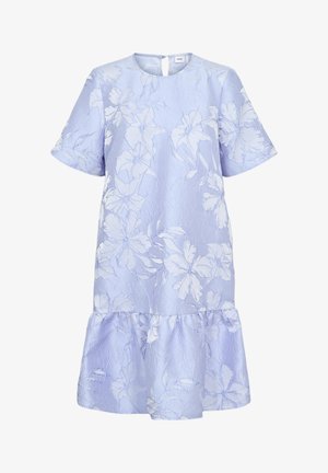Vaaleansininen lyhythihainen mekko, jossa on kohokuvioitu kukkakuvio, röyhelöhelma, pyöreä pääntie ja takaosan nappikiinnitys.