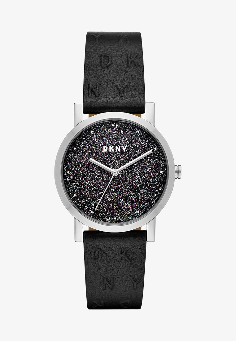 Montre ronde DKNY avec boîtier en argent, cadran noir pailleté, aiguilles argentées et bracelet en cuir noir texturé embossé du logo "DKNY".