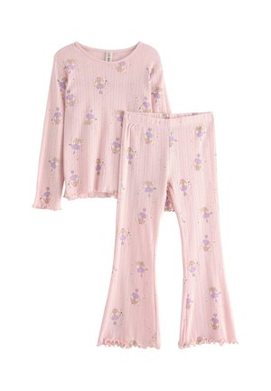 Maglietta da pigiama rosa a maniche lunghe con texture a coste e stampa floreale, abbinata a pantaloni a campana coordinati. Entrambi presentano bordi arricciati.