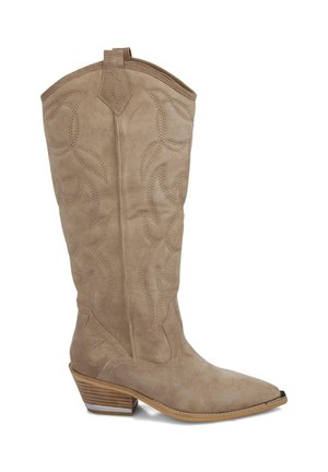 Botas de vaquero de ante marrón con punta afilada, patrones de costura detallados, tacón bajo apilado y caña ligeramente suelta.