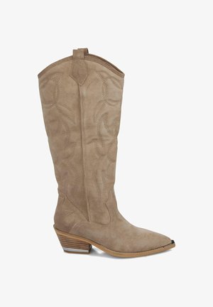 Botas de vaquero de ante marrón con punta afilada, patrones de costura detallados, tacón bajo apilado y caña ligeramente suelta.
