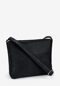 Bolso cruzado rectangular de cuero negro con correa ajustable y herrajes de hebilla plateados sobre un fondo blanco.