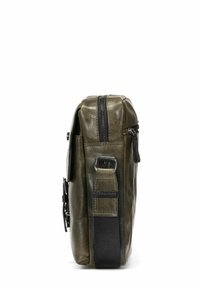 Zielona oliwkowa skórzana torba o prostokątnym kształcie, z zamknięciem na zamek błyskawiczny, czarnymi elementami wykończenia oraz kontrastującym, teksturowanym paskiem z boku.