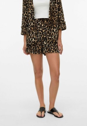 Leopardprint kort sæt bestående af en løstsiddende blazer og matchende shorts, lavet af blødt materiale. Sæt det sammen med sorte flade sandaler.