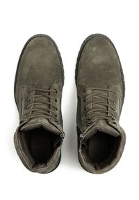 Stivaletti alla caviglia in camoscio grigio con design con lacci, cerniere laterali, dettagli testurizzati e suola in gomma. Presentano un interno imbottito per il comfort.