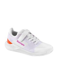 Witte sportschoen met een bovenwerk van mesh, roze logo, paarse gradientaccenten en een gestructureerde zool voor grip. Beschikt over een klittenbandriem.