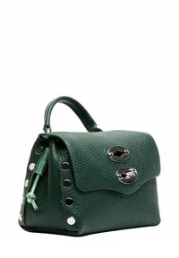 Borsa a mano in pelle verde scuro con trama, manico superiore, borchie d'argento lungo i lati e due chiusure a girare in argento sulla pattina frontale.