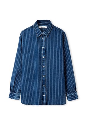 Camisa de mezclilla con rayas blancas verticales, mangas largas, cuello puntiagudo y cierre de botones en un color azul oscuro con una textura suave.