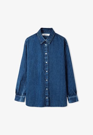 Koszula dżinsowa w pionowe białe paski, z długimi rękawami, z szpiczastym kołnierzykiem i zapięciem na guziki, w ciemnoniebieskim kolorze o miękkiej teksturze.