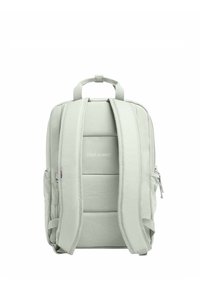 Světle šedý batoh s polstrovanými popruhy, hladkým povrchem a horním uchopovacím madlem. Obsahuje zipovou kapsu a nápis "VYTVOŘTE OVLIVNĚNÍ" na přední straně.