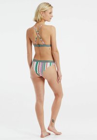 Conjunto de bikini a rayas con patrones multicolores. Tiras ajustables entrecruzadas, una banda colorida y una cintura lisa en la parte inferior.