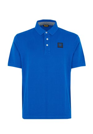 Polo blu in cotone, con colletto classico, tre bottoni e una toppa nera quadrata con un logo sul lato sinistro del petto.