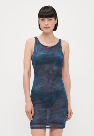 Abito bodycon in tessuto trasparente, caratterizzato da un motivo astratto blu, design senza maniche e scollatura a barca che si adatta al corpo.