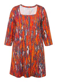 Multikleuren jurk met een rood-oranje basis en blauwe en witte abstracte patronen, een vierkante halslijn en driekwartmouwen.