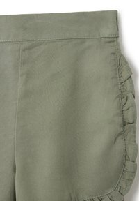 Shorts de tejido verde oliva con un acabado texturizado, detalles de volantes en los laterales y una cinturilla limpia y recta.