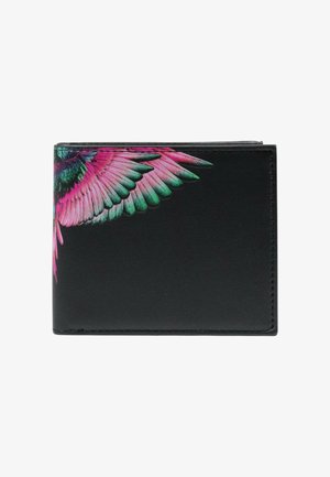 Portafoglio in pelle nera con una vivace grafica di un'ala di uccello rosa e verde sulla parte anteriore, con una texture liscia e design pieghevole.
