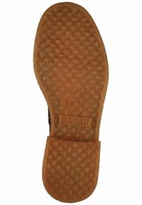Suela de zapato negra, material de goma texturizada, presenta un patrón de diamante, forma redondeada, con la marca "BAGATT" y tallas marcadas como 37.