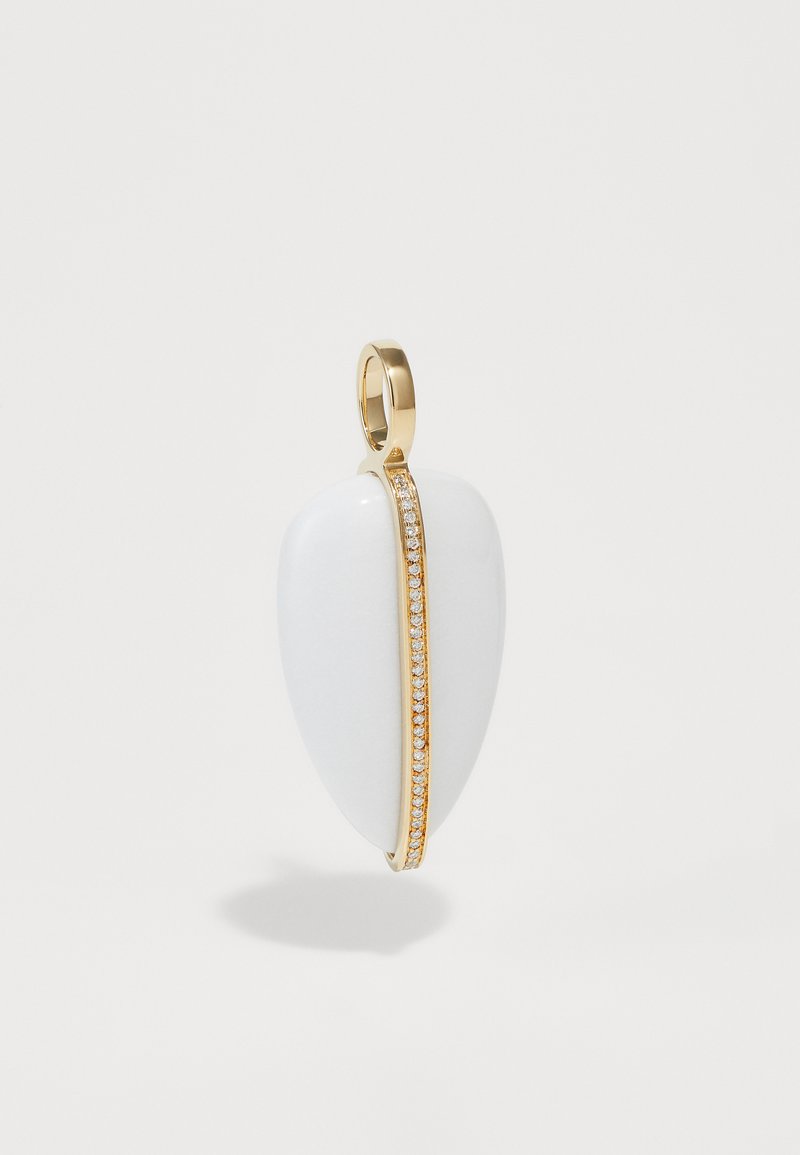 Pendente in pietra bianca a forma di goccia, con una fascia dorata contenente una fila di piccoli diamanti trasparenti lungo un bordo.