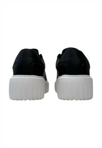 Sneakers nere con finitura in pelle liscia, suola in gomma bianca scanalata e design minimalista. La parte posteriore non mostra alcun marchio visibile.